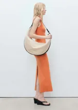 Vestido midi color naranja, de corte ajustado, cuello alto y sin mangas. Presenta detalle drapeado en la cintura.