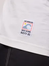 Remera blanca de algodón con logo de la marca Rusty estampado en el frente.