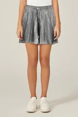 Short con cintura elastizada y estampado multicolor.