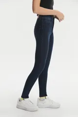 Jeans skinny de tiro alto color azul oscuro.