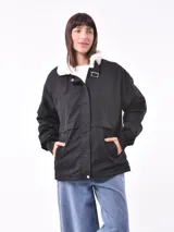 Campera color beige con cuello de piel sintética blanca, cierre frontal con cremallera y bolsillos laterales.