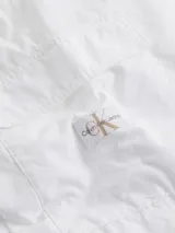Pantalón cargo blanco de algodón regenerativo con cintura elástica, tobillos ajustables con cordones, bolsillos laterales y bolsillo cargo.