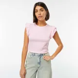 Camiseta rosa de punto con cuello redondo y mangas cortas con volantes.