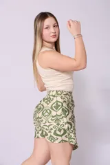 Short pollera con estampado tribal en blanco y azul marino, con lazo decorativo y borlas.