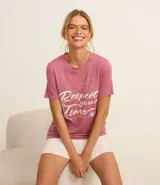 Conjunto de pijama corto Lov, confeccionado en viscosa. Incluye una remera de manga corta con estampa "Respect Your Time" y un short con cintura elástica.