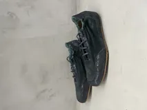 Championes acordonados de gamuza azul con suela plana color caramelo.