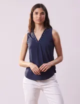 Blusa sin mangas en seda fría color blanco, marca Absolutely Famous. Escote en V con lazo entrelazado.