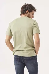 Remera blanca de algodón, manga corta y cuello redondo.