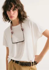 Blusa de manga corta color marrón.