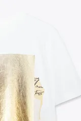 Camiseta blanca de manga corta y cuello redondo con estampado metalizado en el frente.