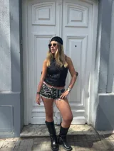 Blusa sin mangas negra cubierta de lentejuelas.