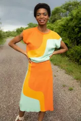 Falda tejida midi con diseño geométrico en colores naranja, amarillo y verde agua.