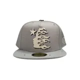 Gorro gris de visera plana con logo de Hellstar bordado en el frente.