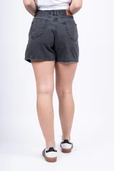 Short de jean color gris oscuro, de tiro alto y corte holgado.