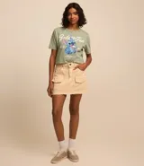 Remera verde clara de algodón con estampado de Stitch comiendo un helado y la frase "Gelato & Fun".