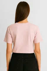 Remera color crema de algodón con cuello redondo y mangas cortas. Estampado frontal con dibujo de langosta y ostras sobre fondo de rayas verticales color naranja.