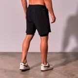 Pantalón corto negro, ideal para actividades deportivas, con diseño liviano y bolsillos laterales.