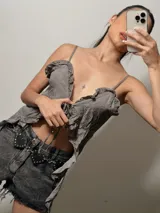 Musculosa gris con breteles finos, escote en V y volados en el frente.