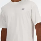 Remera blanca de algodón con logo pequeño de New Balance en el pecho. Corte holgado y mangas cortas.