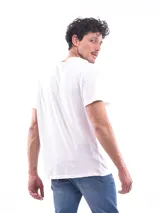 Remera blanca de corte regular con cuello en V, de manga corta y diseño minimalista.