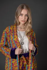 Kimono largo estampado con mangas anchas y puños de terciopelo color violeta.