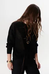 Sweater beige de tejido fino y mangas largas.