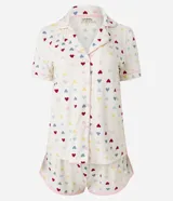 Pijama americano corto de viscosa con estampa de corazones, compuesto por una camisa de manga corta con cuello inglés y cierre de botones, y un short con cintura elástica.
