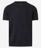 Remera negra de algodón con textura trenzada, cuello redondo y mangas cortas.