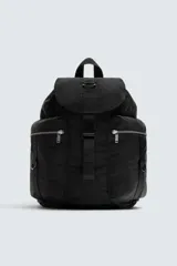 Mochila negra de tela técnica con compartimento principal con cierre de solapa y hebilla de liberación rápida. Tiene un bolsillo interior con cierre y un compartimento para dispositivos electrónicos de hasta 13 pulgadas. La parte frontal cuenta con dos bolsillos con cremallera. Tiene asa de mano y dos asas de hombro ajustables.