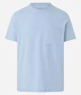 Remera celeste de media malla, corte comfort, cuello redondo, manga corta y bolsillo en el pecho.