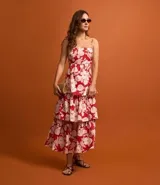 Vestido midi evasé con breteles finos ajustables, escote recto, recortes abiertos laterales, capas superpuestas en volados y estampa floral.