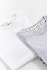 Pack de dos remeras de algodón, una blanca y otra gris, de manga corta y cuello redondo.