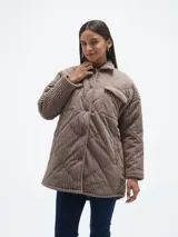 Campera marrón de pana con diseño acolchado, cuello camisero, cierre con botones a presión y bolsillos de parche en el pecho.