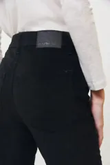 Pantalón de pana negro, de corte ajustado.