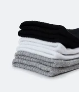 Kit de tres pares de medias deportivas blancas de caña media con suela de toalla.