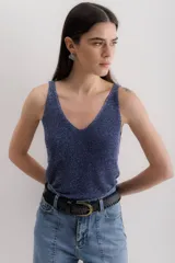 Musculosa azul con lurex, escote en V y breteles finos.