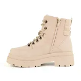 Bota de plataforma color negro, con cierre y cordones, diseñadas para un look casual y cómodo.