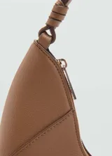 Bolso marrón con forma de media luna, asa corta y cierre de cremallera.