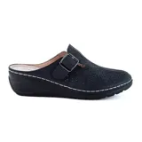 Zapato casual Korium Confort Marie color gris topo, con capellada calada, hebilla decorativa y plataforma baja.