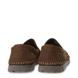 Mocasín color taupe, con elásticos laterales y costuras a la vista.