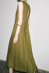 Vestido midi color verde oliva, confeccionado en lino 100%. De corte recto, cuello redondo y sin mangas.