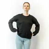 Sweater tejido negro de corte clásico, con cuello redondo y mangas largas.