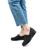 Zapato casual Korium Confort Thia 491 de mujer, color negro, con elásticos laterales, capellada con perforaciones y taco bajo.