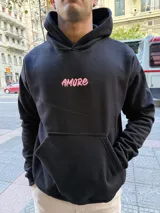 Canguro negro con capucha y estampado en la espalda con la palabra "Amore" repetida en rosa y blanco.