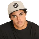 Remera negra de manga corta Maui and Sons x Bilsed, con estampado frontal de la marca en color celeste. Edición especial con estampados exóticos y vibrantes.