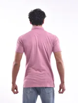 Chomba manga corta color rosa con cuello clásico y bolsillo en el pecho.