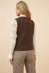 Chaleco marrón con delanteras en punto abanico crochet. Prenda de lana fina sin teñir.