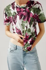 Camiseta de algodón color rosa con estampado de flores.