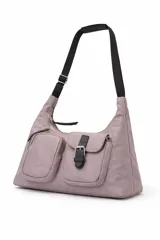 Cartera tipo bandolera de tela técnica color gris, con correa ajustable negra. Presenta dos bolsillos frontales externos: uno con cierre y otro con solapa y hebilla decorativa.