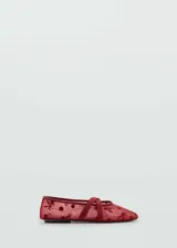 Zapato tipo bailarina color rojo con tejido de malla bordado con flores y tiras cruzadas.
